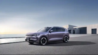 岚图FREE+搭载华为智驾与鸿蒙座舱，旗舰级车载冰箱体验揭晓