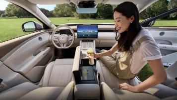 岚图FREE+搭载华为智驾与鸿蒙座舱，旗舰级车载冰箱体验揭晓