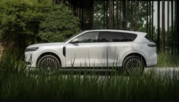 岚图FREE+搭载华为智驾与鸿蒙座舱，旗舰级车载冰箱体验揭晓