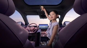 岚图FREE+搭载华为智驾与鸿蒙座舱，旗舰级车载冰箱体验揭晓