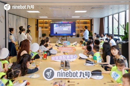 亲子安全互动实践 萌娃引领交通安全新风尚