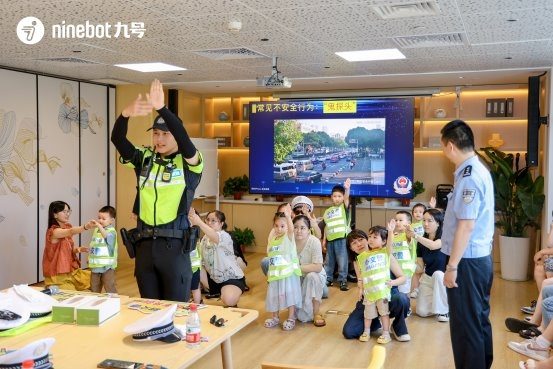 亲子安全互动实践 萌娃引领交通安全新风尚