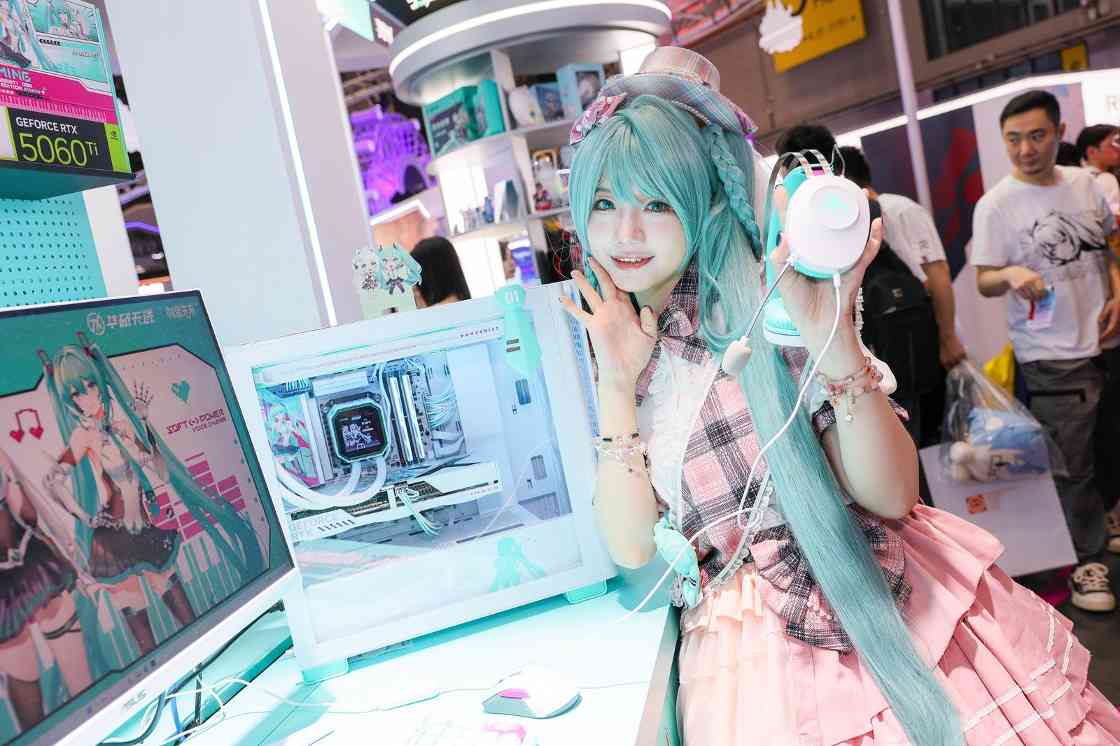 ROG游戏展台引爆BW2025 初音未来联名主板登场