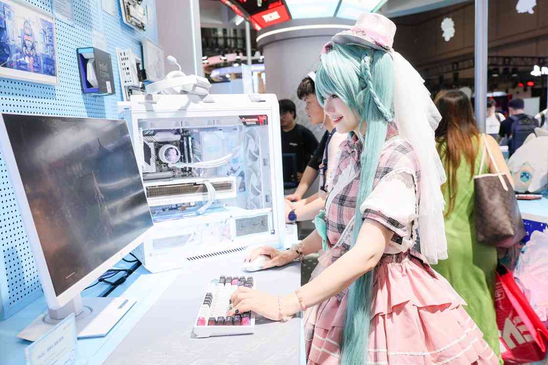 ROG游戏展台引爆BW2025 初音未来联名主板登场